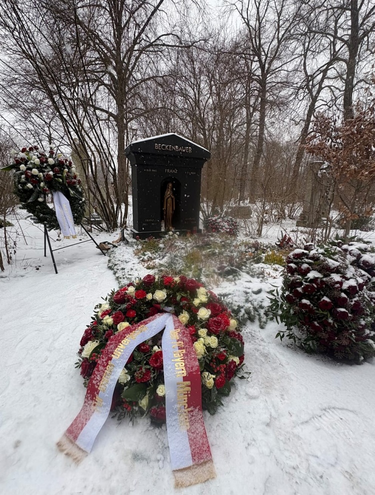 图片报：在贝肯鲍尔逝世两周年之际，拜仁为他的墓地献上新花圈