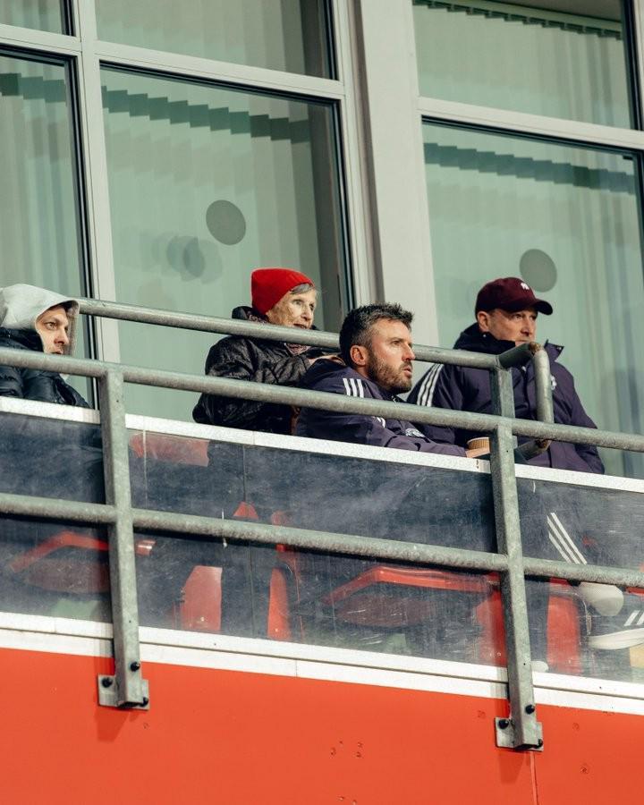 邮报：卡里克一上任就看青训比赛，阿莫林14个月从未认真看过