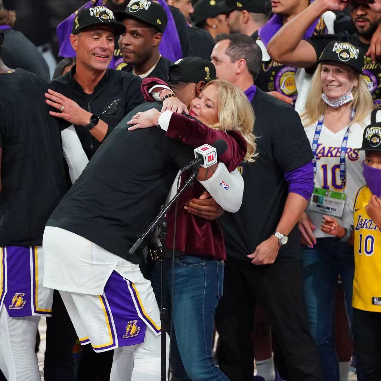 黄金甲体育官网-闹掰了！珍妮不满詹姆斯七大原因揭秘，湖人会交易老詹吗？