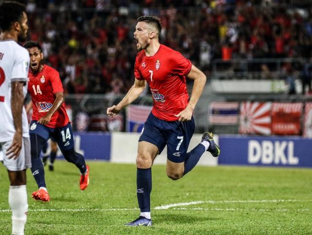 黄金甲体育-这里的足球很纯粹!和体坛嘉宾一起体验亚联杯气氛