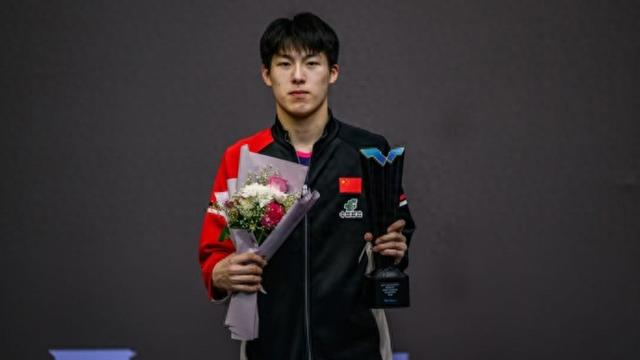 黄金甲体育-19岁温瑞博首夺成人赛冠军，该重新定义国乒“小将”这个词了|决赛|马斯喀特|乒乓球|少年|奖杯_新浪体育_新浪新闻