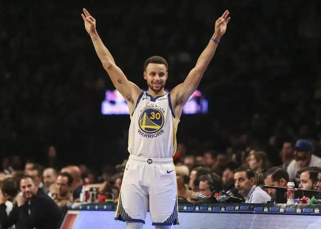 黄金甲体育官网-236个三分！20岁菜鸟打成联盟第一，黄蜂重建成功，他冲历史纪录|克尼佩尔|圣安东尼奥马刺队|夏洛特黄蜂队|NBA常规赛|文班亚马_新浪体育_新浪新闻